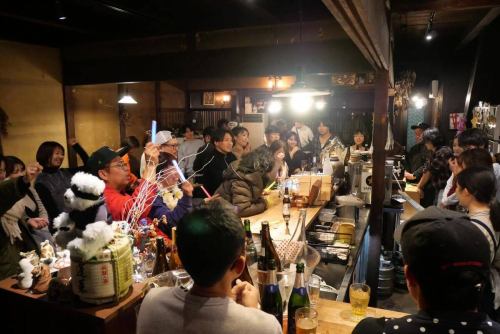 🔰我們在招募員工✨

【這份工作需要在居酒屋（日式酒吧）的環境中傳遞活力和熱情！ 】

“讓日常生活更溫暖，讓生活更豐富、更有趣。”基於此，我們希望這裡成為一個人們可以透過美食和飲料自然交流，並帶著更多活力離開的地方。

我們希望這裡不僅能讓顧客感到滿意，也能讓員工感到榮幸能在這裡工作。

這份工作不只是端茶倒水。我們的工作是透過居酒屋（日式酒吧）這項媒介，為人們帶來活力和能量。

充滿活力、真實地工作，充分發揮個人優勢和才能。
主動創造良好的氛圍和機會。
創造一種讓人想要再次見到你的互動體驗。
營造愉悅舒適的氛圍。

在 Hularito 這家日本清酒餐廳，我們重視這些。

我們常常看到第一次來的顧客和員工自然而然地一起歡笑，或是陌生人在不知不覺中開始交談。

常客們會叫出員工的名字，和他們聊天，他們經常會說：“你們的員工團隊很棒。”

在熙熙攘攘的人群中，卻洋溢著溫馨的氣氛。
空氣中充滿了笑聲和感激之情。
這裡存在這樣的時間和空間。

在這裡工作的時光，會讓人的日常生活變得更溫暖。不知不覺中，這段時間變成了快樂、個人成長和成就感的來源。

這是一個人們會時不時想起的地方，一個會讓人一時興起就想再造訪的地方。我非常樂意認識一位願意共同打造這樣一個地方的人！

吃喝玩樂很有趣。
我們期待收到您的申請！

★歡迎申請或諮詢詳情。
★請透過電話、Instagram 私訊或親自到店聯絡我們。
★更多詳情也可在Indeed查看。
★我期待認識新朋友！