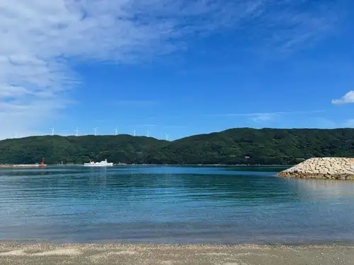 愛媛フェア開催です！🍊🐟
愛媛のお酒とおつまみ、柑橘王国のジュースを仕入れて来ました🍹

夏休みを頂いて愛媛に行ってきました。
今回ご縁があって2週間、佐田岬半島という所に行ってきましたがまぁ景色が雄大でキレイ！！
魚も美味しければ地元の人達にもとても良くして頂き、お店を始めた原点に帰るような、有り難い体験をしてきました。

これもいつも良くしてくれる皆さんのお陰だなぁと、毎日海を見ながら感謝感謝でした！
改めていつもありがとうございます。

派手なものはありませんが、向こうで毎日の様に食べて美味しかったもの。優しい味わいのお酒。飲み飽きない美味しい柑橘ジュース。こんなのを中心に仕入れてきました😋

四国愛媛、佐田岬を中心とした愛媛フェア🍊
無くなり次第終了です〜♪
ぜひ楽しんでってください🙌