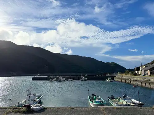 愛媛フェア開催です！🍊🐟
愛媛のお酒とおつまみ、柑橘王国のジュースを仕入れて来ました🍹

夏休みを頂いて愛媛に行ってきました。
今回ご縁があって2週間、佐田岬半島という所に行ってきましたがまぁ景色が雄大でキレイ！！
魚も美味しければ地元の人達にもとても良くして頂き、お店を始めた原点に帰るような、有り難い体験をしてきました。

これもいつも良くしてくれる皆さんのお陰だなぁと、毎日海を見ながら感謝感謝でした！
改めていつもありがとうございます。

派手なものはありませんが、向こうで毎日の様に食べて美味しかったもの。優しい味わいのお酒。飲み飽きない美味しい柑橘ジュース。こんなのを中心に仕入れてきました😋

四国愛媛、佐田岬を中心とした愛媛フェア🍊
無くなり次第終了です〜♪
ぜひ楽しんでってください🙌