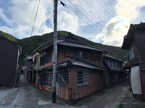 愛媛フェア開催です！🍊🐟
愛媛のお酒とおつまみ、柑橘王国のジュースを仕入れて来ました🍹

夏休みを頂いて愛媛に行ってきました。
今回ご縁があって2週間、佐田岬半島という所に行ってきましたがまぁ景色が雄大でキレイ！！
魚も美味しければ地元の人達にもとても良くして頂き、お店を始めた原点に帰るような、有り難い体験をしてきました。

これもいつも良くしてくれる皆さんのお陰だなぁと、毎日海を見ながら感謝感謝でした！
改めていつもありがとうございます。

派手なものはありませんが、向こうで毎日の様に食べて美味しかったもの。優しい味わいのお酒。飲み飽きない美味しい柑橘ジュース。こんなのを中心に仕入れてきました😋

四国愛媛、佐田岬を中心とした愛媛フェア🍊
無くなり次第終了です〜♪
ぜひ楽しんでってください🙌