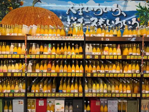 愛媛フェア開催です！🍊🐟
愛媛のお酒とおつまみ、柑橘王国のジュースを仕入れて来ました🍹

夏休みを頂いて愛媛に行ってきました。
今回ご縁があって2週間、佐田岬半島という所に行ってきましたがまぁ景色が雄大でキレイ！！
魚も美味しければ地元の人達にもとても良くして頂き、お店を始めた原点に帰るような、有り難い体験をしてきました。

これもいつも良くしてくれる皆さんのお陰だなぁと、毎日海を見ながら感謝感謝でした！
改めていつもありがとうございます。

派手なものはありませんが、向こうで毎日の様に食べて美味しかったもの。優しい味わいのお酒。飲み飽きない美味しい柑橘ジュース。こんなのを中心に仕入れてきました😋

四国愛媛、佐田岬を中心とした愛媛フェア🍊
無くなり次第終了です〜♪
ぜひ楽しんでってください🙌