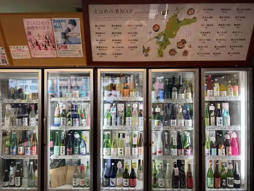 愛媛フェア開催です！🍊🐟
愛媛のお酒とおつまみ、柑橘王国のジュースを仕入れて来ました🍹

夏休みを頂いて愛媛に行ってきました。
今回ご縁があって2週間、佐田岬半島という所に行ってきましたがまぁ景色が雄大でキレイ！！
魚も美味しければ地元の人達にもとても良くして頂き、お店を始めた原点に帰るような、有り難い体験をしてきました。

これもいつも良くしてくれる皆さんのお陰だなぁと、毎日海を見ながら感謝感謝でした！
改めていつもありがとうございます。

派手なものはありませんが、向こうで毎日の様に食べて美味しかったもの。優しい味わいのお酒。飲み飽きない美味しい柑橘ジュース。こんなのを中心に仕入れてきました😋

四国愛媛、佐田岬を中心とした愛媛フェア🍊
無くなり次第終了です〜♪
ぜひ楽しんでってください🙌