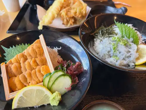 愛媛フェア開催です！🍊🐟
愛媛のお酒とおつまみ、柑橘王国のジュースを仕入れて来ました🍹

夏休みを頂いて愛媛に行ってきました。
今回ご縁があって2週間、佐田岬半島という所に行ってきましたがまぁ景色が雄大でキレイ！！
魚も美味しければ地元の人達にもとても良くして頂き、お店を始めた原点に帰るような、有り難い体験をしてきました。

これもいつも良くしてくれる皆さんのお陰だなぁと、毎日海を見ながら感謝感謝でした！
改めていつもありがとうございます。

派手なものはありませんが、向こうで毎日の様に食べて美味しかったもの。優しい味わいのお酒。飲み飽きない美味しい柑橘ジュース。こんなのを中心に仕入れてきました😋

四国愛媛、佐田岬を中心とした愛媛フェア🍊
無くなり次第終了です〜♪
ぜひ楽しんでってください🙌