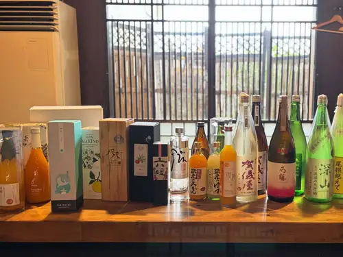 愛媛フェア開催です！🍊🐟
愛媛のお酒とおつまみ、柑橘王国のジュースを仕入れて来ました🍹

夏休みを頂いて愛媛に行ってきました。
今回ご縁があって2週間、佐田岬半島という所に行ってきましたがまぁ景色が雄大でキレイ！！
魚も美味しければ地元の人達にもとても良くして頂き、お店を始めた原点に帰るような、有り難い体験をしてきました。

これもいつも良くしてくれる皆さんのお陰だなぁと、毎日海を見ながら感謝感謝でした！
改めていつもありがとうございます。

派手なものはありませんが、向こうで毎日の様に食べて美味しかったもの。優しい味わいのお酒。飲み飽きない美味しい柑橘ジュース。こんなのを中心に仕入れてきました😋

四国愛媛、佐田岬を中心とした愛媛フェア🍊
無くなり次第終了です〜♪
ぜひ楽しんでってください🙌
