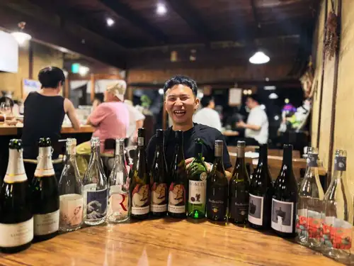 『夏のワイン会 feat.玉木鼓太郎 from玉木酒店』

盛況の内に開催できました！
来ていただいた皆さんありがとうございます😊

「いつもは日本酒焼酎だけど、玉には暑い日にワイン飲みたくなる日もあるじゃない。」
〜そんな時に美味しいワイン〜
をテーマに、ワインエキスパートの資格を持つ鼓太郎くんに選んでもらったラインナップ。

スパークリングから赤白オレンジロゼとどれも美味しかった！

今回はワインに合いそうなお惣菜を事前に相談して用意しました。
中々いい反応を頂けて嬉しかったです。

また開催してしてのお声を頂けたら
第3回もあるかも🥂
鼓太郎くん、ご参加の皆さん改めてありがとうございました🙌