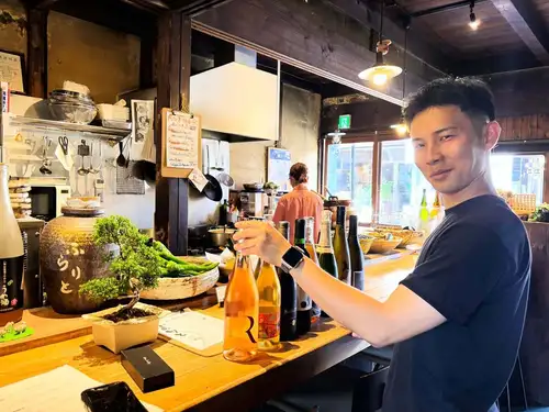 『夏のワイン会 feat.玉木鼓太郎 from玉木酒店』

盛況の内に開催できました！
来ていただいた皆さんありがとうございます😊

「いつもは日本酒焼酎だけど、玉には暑い日にワイン飲みたくなる日もあるじゃない。」
〜そんな時に美味しいワイン〜
をテーマに、ワインエキスパートの資格を持つ鼓太郎くんに選んでもらったラインナップ。

スパークリングから赤白オレンジロゼとどれも美味しかった！

今回はワインに合いそうなお惣菜を事前に相談して用意しました。
中々いい反応を頂けて嬉しかったです。

また開催してしてのお声を頂けたら
第3回もあるかも🥂
鼓太郎くん、ご参加の皆さん改めてありがとうございました🙌