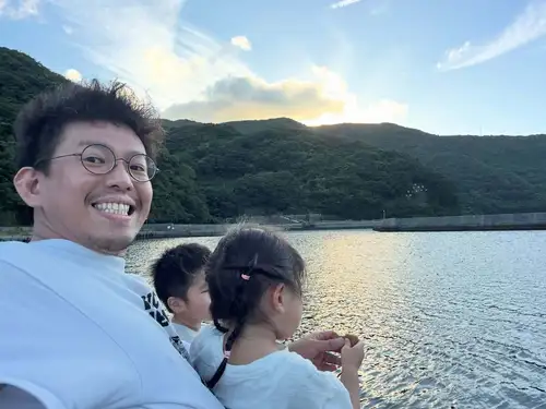 에히메 페어 개최입니다! 🍊🐟
에히메의 술과 안주, 감귤 왕국의 주스를 구입해 왔습니다 🍹
여름방학을 받고 에히메에 다녀 왔습니다.
이번 인연이 있어 2주간, 사다미사키 반도라고 하는 곳에 다녀 왔습니다만 뭐 경치가 웅대하고 예쁘다!!
생선도 맛있으면 현지인들에게도 매우 잘 해 주셔, 가게를 시작한 원점으로 돌아가는 것 같은, 고맙게 체험을 해 왔습니다.
이것도 항상 잘 해주는 여러분의 덕분이라며, 매일 바다를 보면서 감사 감사였습니다!
다시 한번 항상 감사합니다.
화려한 것은 없지만, 저편에서 매일처럼 먹고 맛있었습니다.부드러운 맛의 술.마시고 질리지 않는 맛있는 감귤 주스.이런 것을 중심으로 구입해 왔습니다 😋
시코쿠 에히메, 사다 미사키를 중심으로 한 에히메 페어 🍊
없어지는 대로 종료입니다~♪
꼭 즐기세요 🙌
