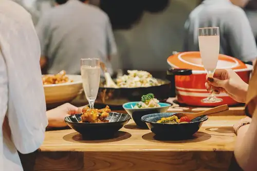 一如既往地感謝你！
Hularito是一家日本清酒餐廳，現在招募員工，幫助我們把餐廳做得更好。🍻

【職位說明】
請幫助我們在我們溫馨的老式店鋪中營造舒適溫馨的氛圍！
正如其名，我們的目標是成為一個即使您獨自一人，也可以隨時來此放鬆身心、恢復活力的地方。

- 顧客服務、指導與餐飲服務
- 準備和供應飲品（包括清酒、精釀金酒和其他飲料）
- 提供簡單的烹飪協助、洗碗、清潔等服務。

我隔著櫃檯和顧客聊天，並推薦食物和飲料。
在這裡，您可以直接體驗客戶服務的樂趣和讓別人微笑所帶來的滿足感。

我喜歡聊天。
“當我做的事情能讓別人感到快樂時，我也會感到快樂。”
“我想從事與食品或酒類相關的工作。”

如果您有這樣的熱情，即使您沒有經驗，我們也歡迎您！
如果您能親自來體驗我們店裡的氛圍，我將不勝感激。

【申請指南】
“兼職工作”
• 薪資：每小時 1,150 日圓（有漲薪機會/約 2 個月的培訓期）
營業時間：週二至週四 18:00-22:00 / 週五及公眾假期前一天 18:00-23:00 / 週六及公眾假期 17:00-23:00
・工作時間：每週一天起即可（也歡迎只在週末工作/請在每月下半月提交下個月的工作安排）
工作地點：岐阜縣多治見市本町3-67-3（距離多治見站步行5分鐘）
🔰我們目前也在招募廚房工作人員。我們可以隨時向您提供有關補償、條件和其他事項的詳細資訊。

[理想候選人]
・閱讀「職位說明」後能感同身受的人。
・多治見市或鄰近市町村的居民。
・對餐飲或顧客服務有興趣，喜歡與人交談的人。
・以「讓身邊的人感到快樂」為滿足感的人。
・無經驗！我們歡迎想要長期工作並安定下來的人！

【申請方式】
如果您有興趣，請隨時透過簡訊或電話與我們聯繫。
我們在Indeed上還有更多詳細資訊。歡迎提問或介紹其他人。
我們期待收到您的申請！ 😊

✅如果您哪怕有一點點興趣，請保存此內容以便日後參考！

日本清酒餐廳 Hularito