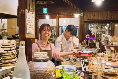 一如既往地感谢你！
Hularito是一家日本清酒餐厅，现正招聘员工，以帮助我们把餐厅做得更好。🍻

【职位描述】
请帮助我们在我们温馨的老式店铺中营造舒适温馨的氛围！
正如其名，我们的目标是成为一个即使您独自一人，也可以随时来此放松身心、恢复活力的地方。

- 客户服务、指导和餐饮服务
- 准备和供应饮品（包括清酒、精酿杜松子酒和其他饮料）
- 提供简单的烹饪协助、洗碗、清洁等服务。

我隔着柜台和顾客聊天，并推荐食物和饮料。
在这里，您可以直接体验到客户服务的乐趣和让别人微笑所带来的满足感。

我喜欢聊天。
“当我做的事情能让别人感到快乐时，我也会感到快乐。”
“我想从事与食品或酒类相关的工作。”

如果您有这样的热情，即使您没有经验，我们也欢迎您！
我非常希望您能亲自来体验一下我们店里的氛围。

【申请指南】
“兼职工作”
• 薪资：每小时 1,150 日元（有涨薪机会/约 2 个月的培训期）
营业时间：周二至周四 18:00-22:00 / 周五及公众假期前一天 18:00-23:00 / 周六及公众假期 17:00-23:00
・工作时间：每周一天起即可（也欢迎只在周末工作/请在每月下半月提交下个月的工作安排）
• 工作地点：岐阜县多治见市本町3-67-3（距离多治见站步行5分钟）
🔰我们目前也在招聘厨房工作人员。我们可以随时向您提供有关补偿、条件和其他事项的详细信息。

[理想候选人]
・阅读“职位描述”后能感同身受的人。
・多治见市或邻近市町村的居民。
・对餐饮或客户服务感兴趣，并且喜欢与人交谈的人。
・以“让身边的人感到快乐”为满足感的人。
・无需经验！我们欢迎想要长期工作并安定下来的人！

【申请方式】
如果您有兴趣，请随时通过短信或电话联系我们。
我们在Indeed上还有更多详细信息。欢迎提问或介绍其他人。
我们期待收到您的申请！😊

✅如果您哪怕有一点点兴趣，请保存此内容以便日后参考！

日本清酒餐厅 Hularito