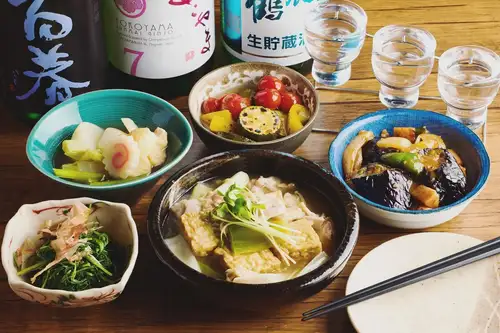 一如既往地感谢你！
Hularito是一家日本清酒餐厅，现正招聘员工，以帮助我们把餐厅做得更好。🍻

【职位描述】
请帮助我们在我们温馨的老式店铺中营造舒适温馨的氛围！
正如其名，我们的目标是成为一个即使您独自一人，也可以随时来此放松身心、恢复活力的地方。

- 客户服务、指导和餐饮服务
- 准备和供应饮品（包括清酒、精酿杜松子酒和其他饮料）
- 提供简单的烹饪协助、洗碗、清洁等服务。

我隔着柜台和顾客聊天，并推荐食物和饮料。
在这里，您可以直接体验到客户服务的乐趣和让别人微笑所带来的满足感。

我喜欢聊天。
“当我做的事情能让别人感到快乐时，我也会感到快乐。”
“我想从事与食品或酒类相关的工作。”

如果您有这样的热情，即使您没有经验，我们也欢迎您！
我非常希望您能亲自来体验一下我们店里的氛围。

【申请指南】
“兼职工作”
• 薪资：每小时 1,150 日元（有涨薪机会/约 2 个月的培训期）
营业时间：周二至周四 18:00-22:00 / 周五及公众假期前一天 18:00-23:00 / 周六及公众假期 17:00-23:00
・工作时间：每周一天起即可（也欢迎只在周末工作/请在每月下半月提交下个月的工作安排）
• 工作地点：岐阜县多治见市本町3-67-3（距离多治见站步行5分钟）
🔰我们目前也在招聘厨房工作人员。我们可以随时向您提供有关补偿、条件和其他事项的详细信息。

[理想候选人]
・阅读“职位描述”后能感同身受的人。
・多治见市或邻近市町村的居民。
・对餐饮或客户服务感兴趣，并且喜欢与人交谈的人。
・以“让身边的人感到快乐”为满足感的人。
・无需经验！我们欢迎想要长期工作并安定下来的人！

【申请方式】
如果您有兴趣，请随时通过短信或电话联系我们。
我们在Indeed上还有更多详细信息。欢迎提问或介绍其他人。
我们期待收到您的申请！😊

✅如果您哪怕有一点点兴趣，请保存此内容以便日后参考！

日本清酒餐厅 Hularito