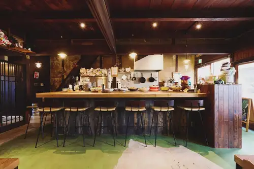 いつもありがとうございます!
日本酒食堂hularitoでは共にお店を盛り上げてくれるスタッフさんを募集しています。🍻
【仕事内容】
アットホームな古民家風の店内で、お客様が心地よく過ごせる空間づくりをお手伝いしてください!
名前の通りふらりと訪れて、お一人でもホッと出来て元気になれる場所を目指しています。
・お客様の接客、ご案内、配膳サービス
・ドリンクの作成、提供(日本酒やクラフトジンなど各種)
・簡単な調理補助、洗い物、清掃など
カウンター越しにお客様と会話を交わしたり、料理やお酒をおすすめしたりと
「接客の楽しさ」や「誰かを笑顔にするやりがい」をダイレクトに感じられる環境です。
「おしゃべりが好き」
「自分がしたことで相手が喜んでくれると嬉しい」
「食やお酒に関わる仕事がしてみたい」
そんな気持ちがある方なら、未経験でも大歓迎です!
ぜひ一度お店の雰囲気を感じに来て貰えたら嬉しいです。
【募集要項】
『アルバイト』
・給料:時給1,150円〜(昇給あり/研修期間約2ヶ月)
・時間:火〜木 18:00〜22:00 / 金・祝前 18:00〜23:00 / 土・祝 17:00〜23:00
・シフト:週1日〜OK(週末のみも歓迎/毎月後半に翌月分提出)
・勤務地:岐阜県多治見市本町3-67-3(多治見駅徒歩5分)
🔰『キッチン社員』も合わせて募集中です。待遇、条件諸々詳細はいつでもお伝え致します。
【求める人材】
・「仕事内容」を読んで共感頂ける方。
・多治見市内、または近隣市町村にお住まいの方。
・飲食や接客に興味がある方、人と話すのが好きな方。
・「目の前の人が喜んでくれること」にやりがいを感じる方。
・未経験歓迎!長期で腰を据えて働きたい方歓迎!
【応募方法】
興味を持っていただけた方は、メッセージまたはお電話にてお気軽にご連絡ください。
indeedでも詳細を載せています。質問、紹介もどしどしお願い致します。
みなさんのご応募楽しみにお待ちしております!😊
✅少しでも気になった方は、後で見返せるように保存してね!
日本酒食堂hularito