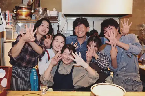 항상 감사합니다!
일본주식당 hularito에서는 함께 가게를 북돋워주는 스탭을 모집하고 있습니다.🍻

【일 내용】
편안한 고민가 스타일의 가게에서 고객이 편안하게 보낼 수있는 공간 만들기를 도와주세요!
이름 그대로 훌륭하게 방문해, 혼자라도 안심하고 건강하게 될 수 있는 장소를 목표로 하고 있습니다.

・고객의 접객, 안내, 배상 서비스
・음료의 작성, 제공(일본술이나 크래프트진 등 각종)
・간단한 조리 보조, 세탁물, 청소 등

카운터를 넘어 고객과 대화를 나누고 요리와 술을 추천합니다.
「접객의 즐거움」이나 「누군가를 미소로 하는 보람」을 다이렉트로 느낄 수 있는 환경입니다.

"수다가 좋아"
"내가 한 일로 상대방이 기뻐해 주면 기쁘다"
「음식이나 술에 관련된 일이 하고 싶다」

그런 느낌이있는 분이라면 경험이 없어도 환영합니다!
꼭 한번 가게의 분위기를 느끼러 와서 받을 수 있으면 기쁩니다.

【모집 요항】
『아르바이트』
・급료:시급 1,150엔~(승급 있음/연수 기간 약 2개월)
・시간:화~목 18:00~22:00 / 금・축전 18:00~23:00 / 토・축 17:00~23:00
・시프트:주 1일~OK(주말만 환영/매월 후반에 다음 달분 제출)
・근무지:기후현 다지미시 혼마치 3-67-3(다지미역 도보 5분)
🔰『키친 사원』도 함께 모집중입니다.대우, 조건 여러 세부 사항은 언제든지 알려드립니다.

【요구하는 인재】
・「일 내용」을 읽고 공감 받을 수 있는 분.
・다지미 시내, 또는 인근 시정촌에 거주하시는 분.
・음식이나 접객에 흥미가 있는 분, 사람과 이야기하는 것을 좋아하는 분.
・「눈앞의 사람이 기뻐해 주는 것」에 보람을 느끼는 분.
・미경험 환영! 장기간에 허리를 두고 일하고 싶은 분 환영!

【응모 방법】
관심을 갖고 계신 분은 메시지나 전화로 부담없이 연락해 주십시오.
indeed에서도 자세한 내용을 올리고 있습니다.질문, 소개 다시 한번 부탁드립니다.
여러분의 응모 기대에 기다리고 있습니다! 😊

✅ 조금이라도 신경이 쓰이는 분은, 나중에 볼 수 있도록(듯이) 보존해 주세요!

일본주식당 hularito