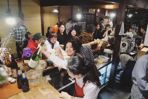 一如既往地感謝你！
Hularito是一家日本清酒餐廳，現在招募員工，幫助我們把餐廳做得更好。🍻

【職位說明】
請幫助我們在我們溫馨的老式店鋪中營造舒適溫馨的氛圍！
正如其名，我們的目標是成為一個即使您獨自一人，也可以隨時來此放鬆身心、恢復活力的地方。

- 顧客服務、指導與餐飲服務
- 準備和供應飲品（包括清酒、精釀金酒和其他飲料）
- 提供簡單的烹飪協助、洗碗、清潔等服務。

我隔著櫃檯和顧客聊天，並推薦食物和飲料。
在這裡，您可以直接體驗客戶服務的樂趣和讓別人微笑所帶來的滿足感。

我喜歡聊天。
“當我做的事情能讓別人感到快樂時，我也會感到快樂。”
“我想從事與食品或酒類相關的工作。”

如果您有這樣的熱情，即使您沒有經驗，我們也歡迎您！
如果您能親自來體驗我們店裡的氛圍，我將不勝感激。

【申請指南】
“兼職工作”
• 薪資：每小時 1,150 日圓（有漲薪機會/約 2 個月的培訓期）
營業時間：週二至週四 18:00-22:00 / 週五及公眾假期前一天 18:00-23:00 / 週六及公眾假期 17:00-23:00
・工作時間：每週一天起即可（也歡迎只在週末工作/請在每月下半月提交下個月的工作安排）
工作地點：岐阜縣多治見市本町3-67-3（距離多治見站步行5分鐘）
🔰我們目前也在招募廚房工作人員。我們可以隨時向您提供有關補償、條件和其他事項的詳細資訊。

[理想候選人]
・閱讀「職位說明」後能感同身受的人。
・多治見市或鄰近市町村的居民。
・對餐飲或顧客服務有興趣，喜歡與人交談的人。
・以「讓身邊的人感到快樂」為滿足感的人。
・無經驗！我們歡迎想要長期工作並安定下來的人！

【申請方式】
如果您有興趣，請隨時透過簡訊或電話與我們聯繫。
我們在Indeed上還有更多詳細資訊。歡迎提問或介紹其他人。
我們期待收到您的申請！ 😊

✅如果您哪怕有一點點興趣，請保存此內容以便日後參考！

日本清酒餐廳 Hularito