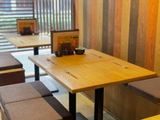 ４名様掛けのテーブルを３席ご用意してます！