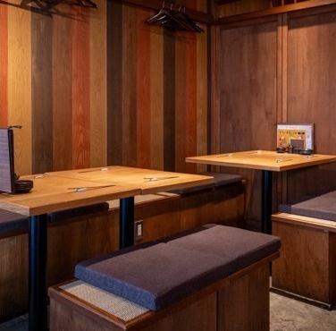 カウンター席は、お一人様でも気軽にご利用いただける、炉端焼きや海鮮料理をご用意しております。お客様のお好みに合わせてお食事をお楽しみ頂けます。