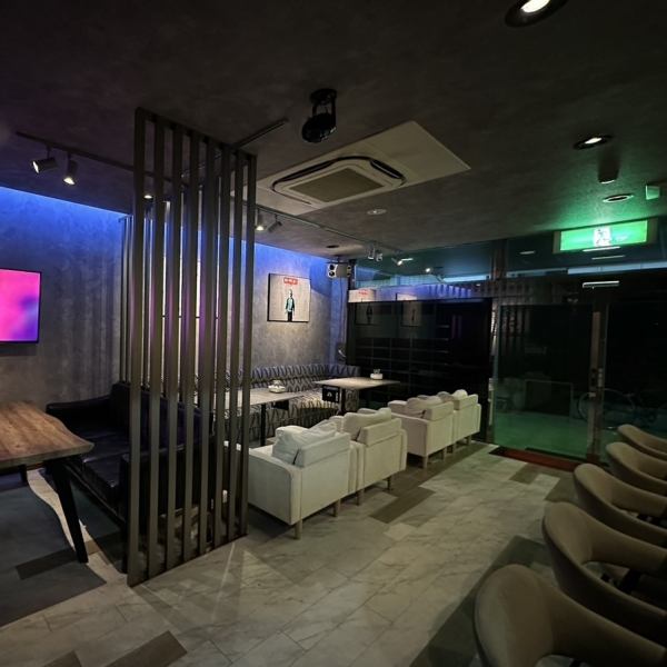 [Either one or two people.]Enjoy a luxurious time at the relaxing counter: We have counter seats that are perfect for dates or gatherings with friends, and also for individuals to relax and unwind.If you are in the area, please feel free to stop by.