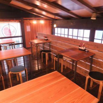 It is a table seat on the second floor.There are 3 4-seats and 2 2-seats available.Please feel free to contact us.We can accommodate up to 20 people, so please feel free to contact us.