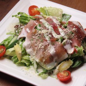 Green salad with prosciutto