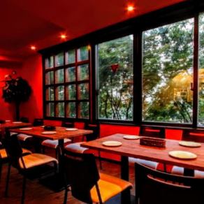 [Bistro dining Liebe Shinjuku 3-chome Main Branch] An impressive space with large windows.Please enjoy the scenery of each season.