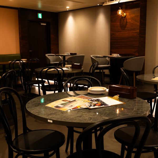 広々とした店内でゆっくりとお食事をお楽しみいただけます！貸切のご相談も承っておりますのでお気軽にお問い合わせください◎