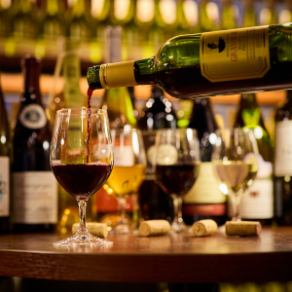 A quick drink at the standing bar counter is also welcome.