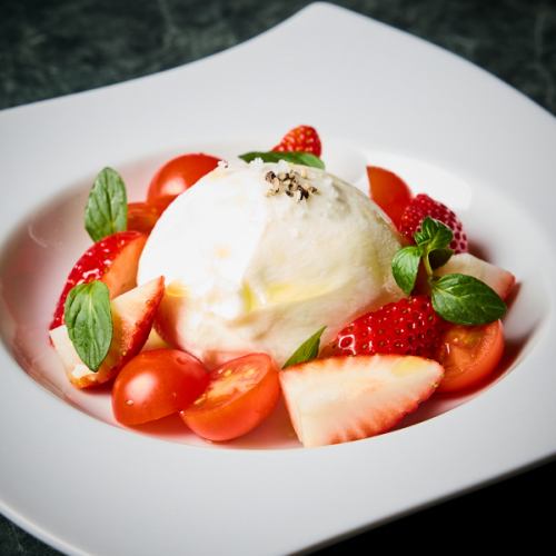 布拉塔奶酪和时令水果拼盘