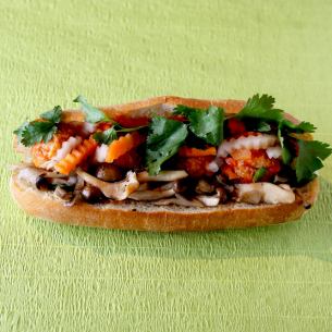 水煮素肉番茄蘑菇banh mi