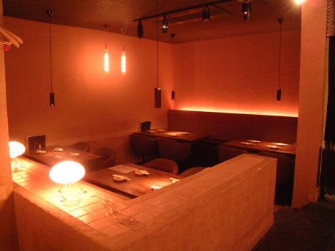 雰囲気◎なソファータイプのテーブル席。少人数でゆっくり語るのにピッタリ！最大18名様の宴会でもご利用可です！お気軽にご相談ください！