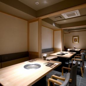 2～16名様で座れる宴会用の広々とした和装のテーブル席です。壁は和紙で仕上げて、高級旅館のような仕上がりとなっております。