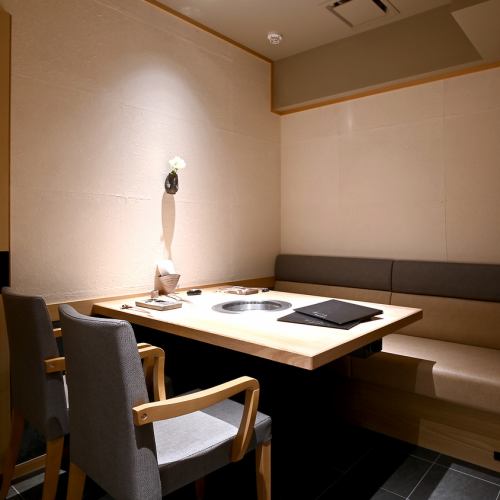 4名様でお座りいただけるテーブル席です。全面和紙でお部屋を作っているので高級旅館のような仕上がりになっております。少人数でご利用いただけるのでプライベート感満載でデートにもオススメです。