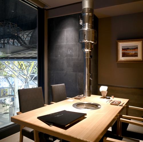 窓が一面に広がる8名様掛けの5～8名様で座れる席です。落ち着いた雰囲気で接待や宴会などにご利用いただけます。