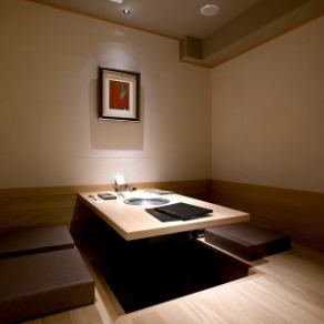 2～8名様でお座りいただけます。和紙でご用意したこだわりの掘りごたつ個室となっており最大で8名様までご案内が可能です。