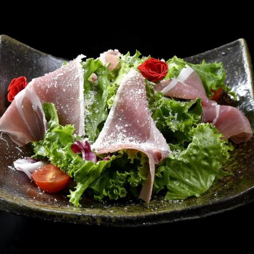 生ハムとクリームチーズのシーザーサラダ(カルパッチョドレッシング)スモークタンサラダ(胡麻ドレッシング)