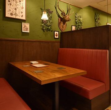 Separated table seats can accommodate up to 4 people.You can relax and enjoy your stay without worrying about other guests.Sakae Shinsei Nagoya All-you-can-drink Izakaya Dining bar Italian Wine/Beer Pasta Meat Date Girls' night Birthday Anniversary Company banquet Private farewell party