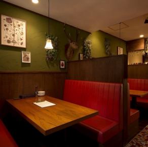 テーブル席は半個室のようなつくりで、洗練されたインテリア。おしゃれ空間で落ち着いてお料理を楽しめます。　　　　　　　　　　　　　　　　　　　　　　栄 新栄 名古屋 飲み放題 居酒屋 ダイニングバー イタリアン ワイン/ビール パスタ 肉 デート 女子会 誕生日 記念日 会社宴会 貸切 歓送迎会