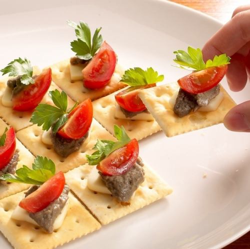 カニ味噌チーズクラッカー　鳥取産の新鮮紅ズワイガニの使用　紅ズワイガニの蟹味噌は甘みとコクが美味しい