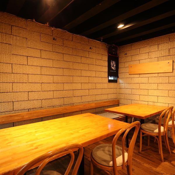 当店のテーブル席は、少人数の宴会から10名以上の大人数宴会まで幅広く対応可能です。アットホームな雰囲気の中で、友人や同僚との楽しいひとときを過ごせます。宴会やパーティーにぴったりなスペースをご用意しており、和やかな空間で思い出に残る時間をお楽しみください。大切な方々とぜひご利用ください。