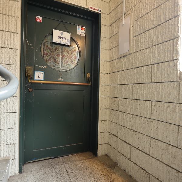 当店は東京メトロ丸の内線 四谷三丁目駅から徒歩2分の便利な立地にございます。アクセスが良好なので、お一人様から大人数まで幅広くご利用いただけます。特別な場合には貸切にも対応しており、お気軽にご相談ください。日本酒に合う美味しい料理と共に、思い出に残る素敵な時間をお過ごしいただけます。