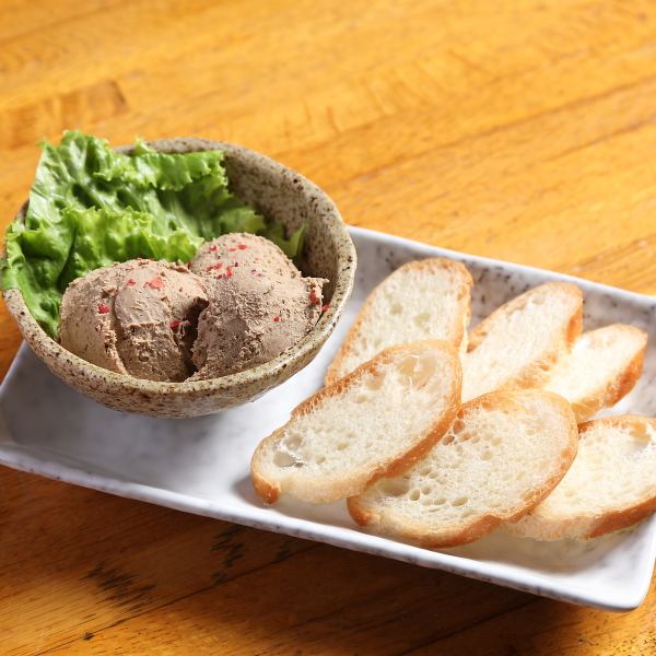 ◆◇隠し味に酒粕を入れた、よりまろやかでコクのある味わいが楽しめる自家製の「レバーパテ」◇◆
