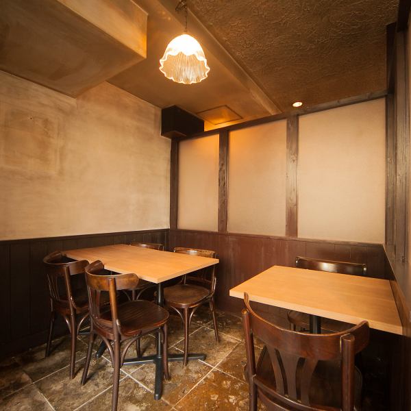 少人数向けには、柔らかな照明のカウンター席や2名用テーブルを配置し、おしゃべりを楽しむのに程よい距離感の空間に!食事やドリンクをゆっくり堪能できるように静かな雰囲気を意識し、デートや軽い女子会などにも対応できる工夫をしました☆シンプルで洗練された快適な座席でぜひくつろぎのひとときを◎