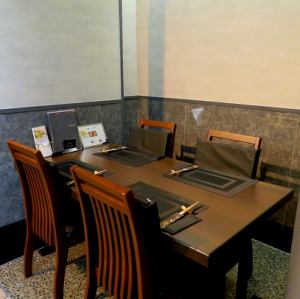 対面4名様のテーブルを2席ご用意しております。仕切りを上げれば最大8名様までご利用いただけます。