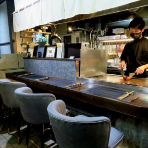 キッチンとの間に仕切りがあり、お客様の空間を確保出来るカウンター席となってます。鉄板前は開放してますのでLIVE感あるお食事をお楽しみいただけます。