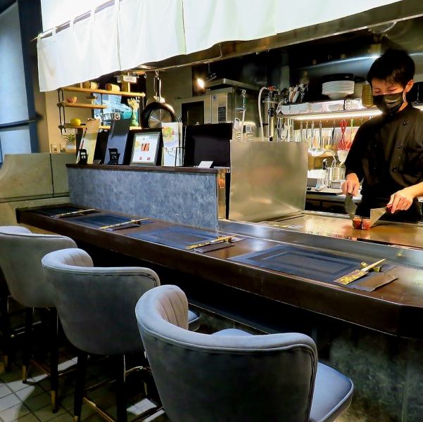 お客様の空間を大切にしたい為、当店のカウンター席はキッチンとお席の間に仕切りをしております。鉄板前は調理のライブ感をお楽しみいただけます♪