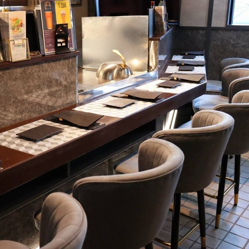 カウンターやテーブル席などシーンによって選べるお席◎