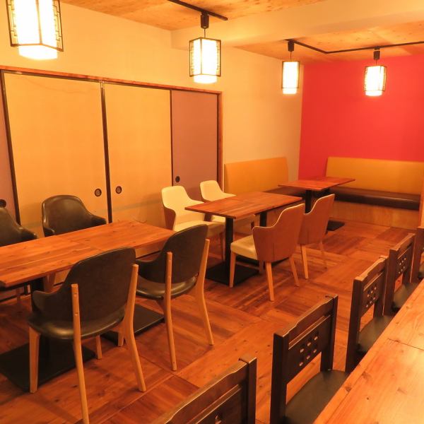 [For various banquets] The stylish and warm atmosphere of the store has three types of seats: spacious table seats, sofa seats, and counter seats. Please feel free to contact us.