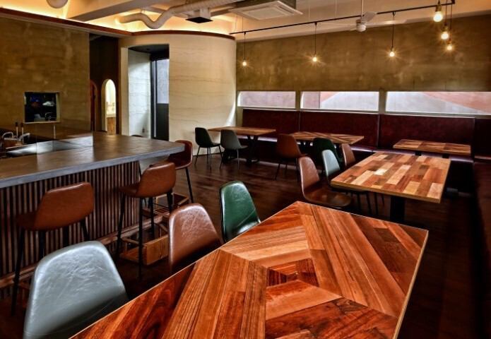 新たにオープンした『Big Bite Chatan』BBCは、アメリカンスタイルが魅力！おしゃれな外観と内装が、あなたを非日常へと誘います。豪快に盛り付けられた料理からは、食欲をそそる香りが漂い、楽しいひとときを演出してくれること間違いなし♪美味しいものを楽しむというコンセプトがここに詰まっています★