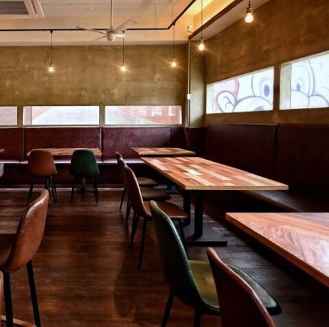 【大切な人と過ごす特別な席】2人掛けテーブル席×1。カジュアルなデートや友人とのランチに最適です。リラックスした雰囲気で心地よい会話を楽しみながら、美味しい料理をシェアして特別な時間を満喫できます★ぜひお気軽にお立ち寄りください！お待ちしています◎