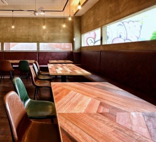 【女子会やランチ会に】6人掛けテーブル席×2。少人数の飲み会や女子会に最適な場所です。広々としたスペースで美味しい料理を楽しみながら、心温まる会話が弾みます♪温かな雰囲気が特別な思い出を作ります★ぜひ、素敵な瞬間をお楽しみください！お待ちしています◎