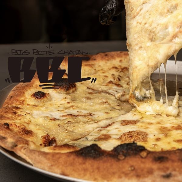 黒豚スペアリブとアメリカンスタイルのピザが看板メニューのこのレストランでは、地元の新鮮な食材を活かした美味しい料理も楽しめます。おしゃれな外観と心地よい内装が魅力的で、美味しいものを豪快に味わいながら、友人や仲間、大切な人との特別なひとときを過ごすのにぴったりです♪