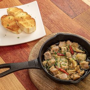 アグー豚と島唐辛子のアヒージョ